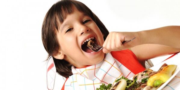barnet äter grönsaker på en diet med pankreatit