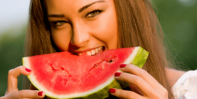 flicka äter vattenmelon för viktminskning