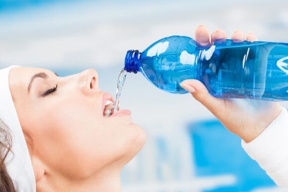Du kan bli av med 5 kg övervikt på en vecka genom att dricka mycket vatten