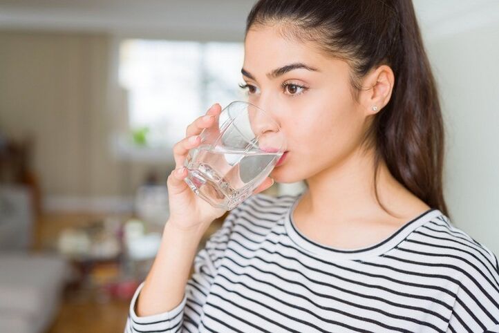 Regelbunden konsumtion av rent vatten är nyckeln till framgångsrik viktminskning på 10 kg på en månad. 