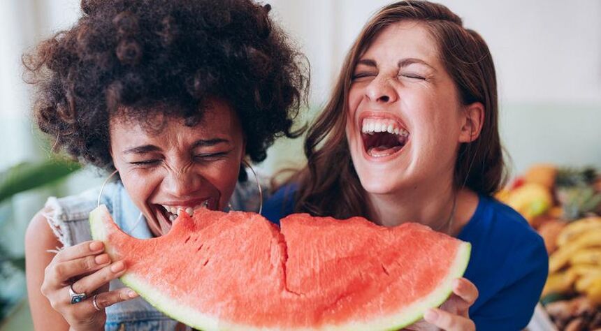 Flickor äter vattenmelon