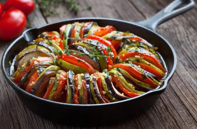 Garnera med tomater och zucchini